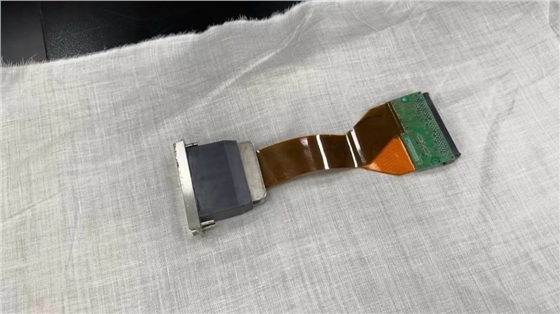 數碼(mǎ)印花機(ji)墨水幹(gàn)在噴頭(tóu)上如何(he)清洗?