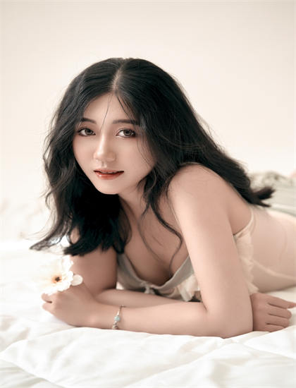 权威的《请让我辞职吧》电影与电视剧比较：媒介差异与叙事特点